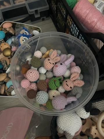 Kraaltjes, Speenkoorden & Handgemaakte Babyspullen beschikbaar voor biedingen