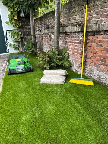Wij vegen, reinigen en borstelen uw kunstgras gazon schoon🤩 beschikbaar voor biedingen