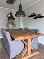 Kloostertafel met landelijke taupe stoelen en hanglampen, Huis en Inrichting, Stoelen, Ophalen, Zo goed als nieuw, Stof, Vijf, Zes of meer stoelen
