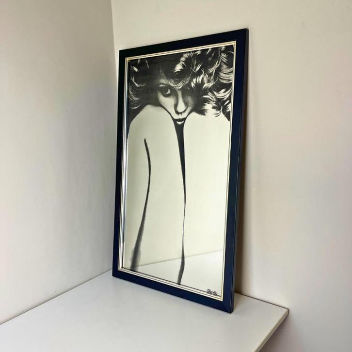 Vintage spiegel ‘Shirley’ met een print van Sam Haskins, Huis en Inrichting, Woonaccessoires | Spiegels, Gebruikt, 50 tot 75 cm