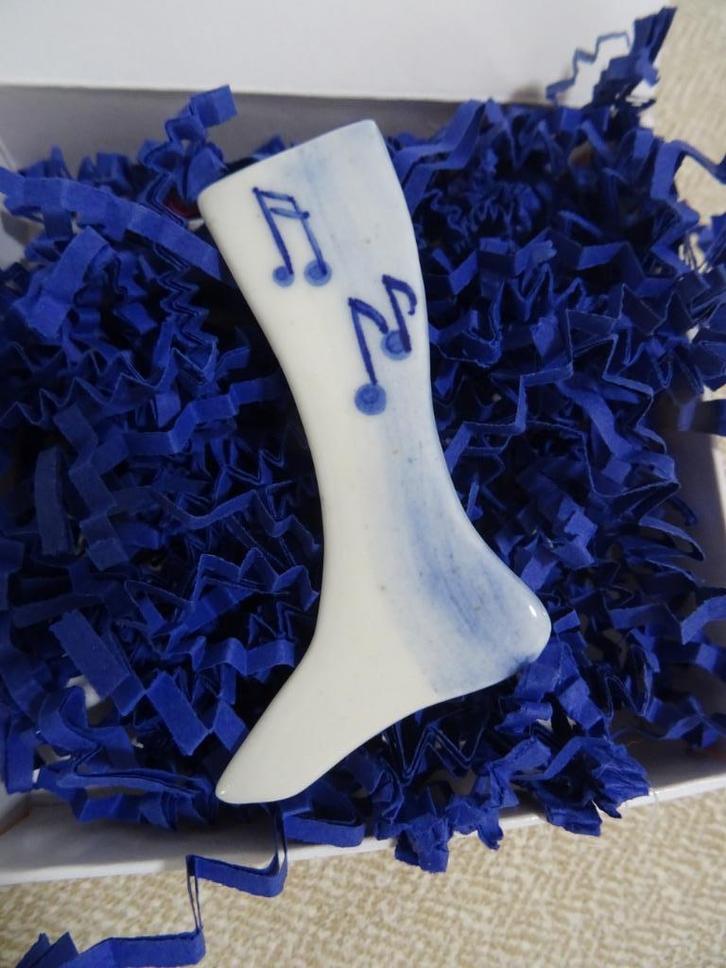 Harriet Damave porselein broches muzieknoten handmade, Antiek en Kunst, Kunst | Designobjecten, Ophalen of Verzenden