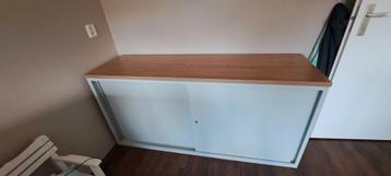 Metalen kast met houten blad en schuifdeuren 