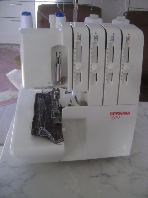 BERNINA 700D – overlock machine, Hobby en Vrije tijd, Naaimachines en Toebehoren, Zo goed als nieuw, Lockmachine, Bernina, Ophalen of Verzenden