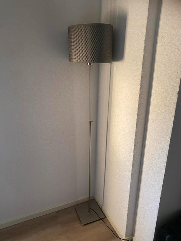 Ikea grijze verstelbare schemerlamp, Huis en Inrichting, Lampen | Vloerlampen, Gebruikt, 150 tot 200 cm, Metaal, Ophalen of Verzenden