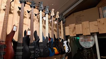 FGN Basgitaren beschikbaar voor biedingen