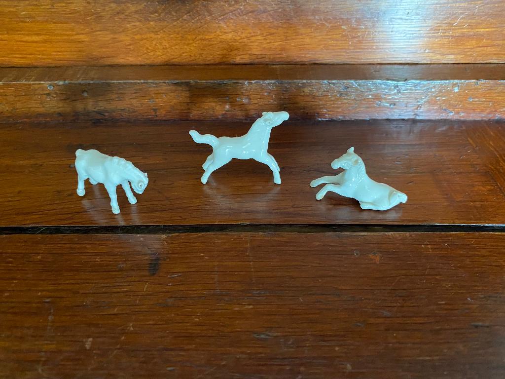 3 Blanc de Chine miniatuur paarden Chinees *Nous Deux*, Antiek en Kunst, Ophalen of Verzenden