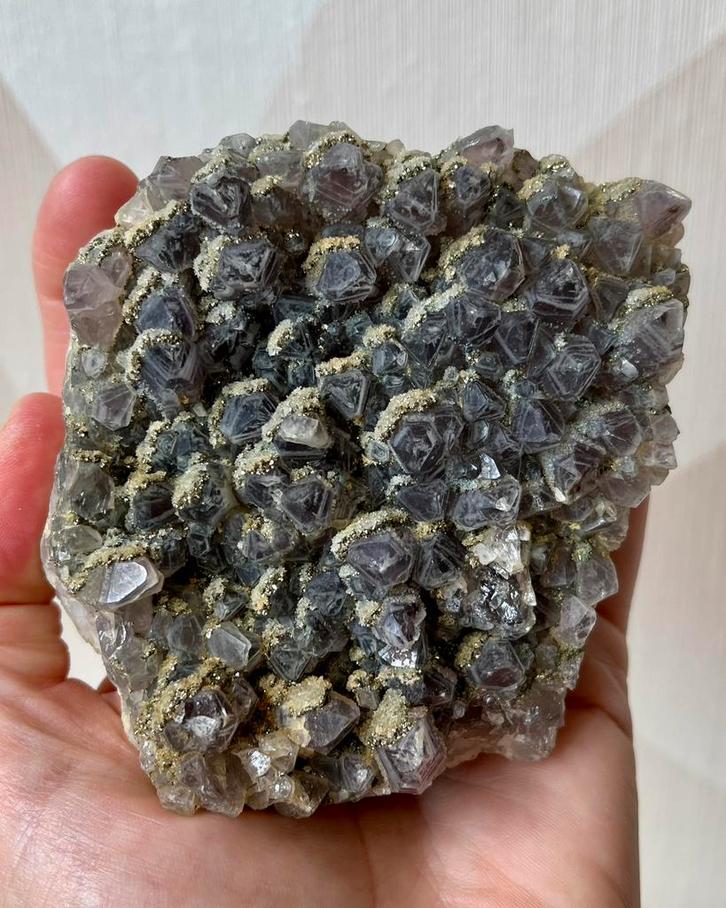 Amethist met fantomen en pyriet (Chala Mijn, Bulgarije), Verzamelen, Mineralen en Fossielen, Ophalen of Verzenden