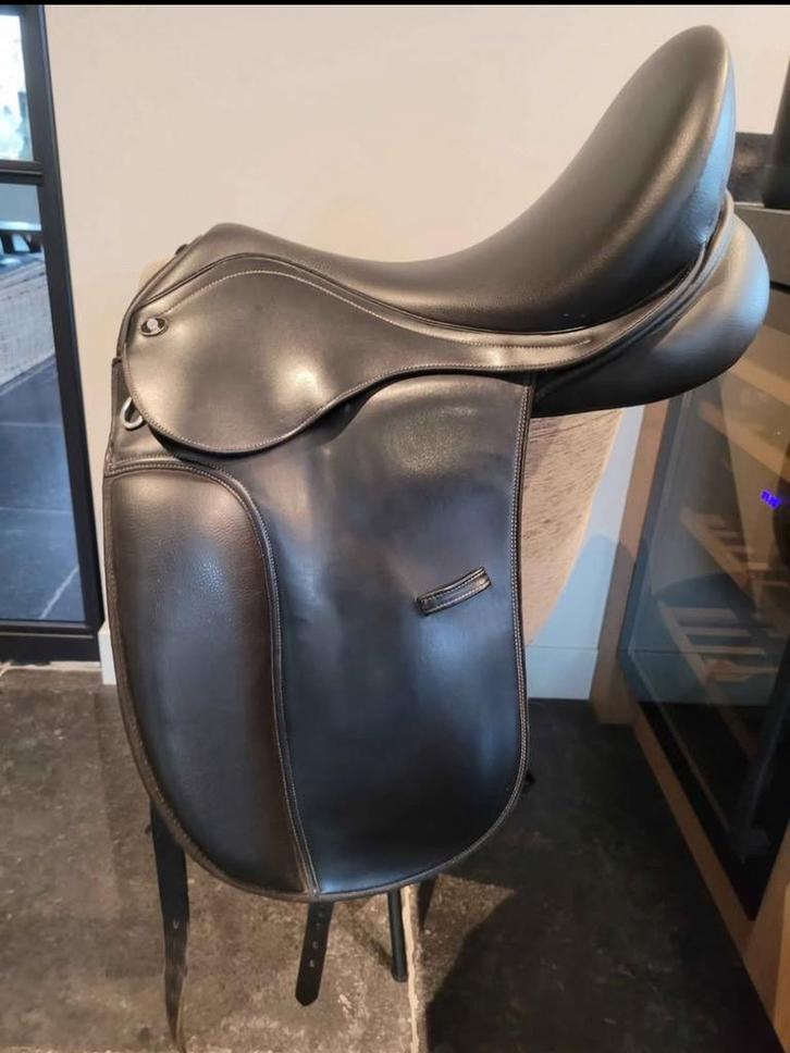Fijn zittende dressuur zadel van waldhausen, Dieren en Toebehoren, Paarden en Pony's | Hoofdstellen en Tuigage, Zo goed als nieuw