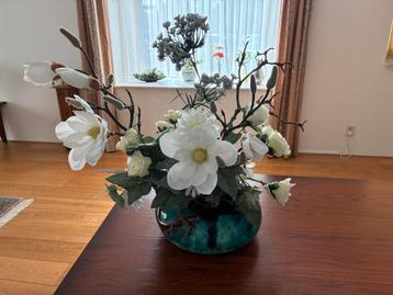 Mooie bloemstuk met vaas beschikbaar voor biedingen