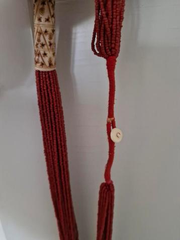 Egyptische bloedkoraal ketting met been beschikbaar voor biedingen