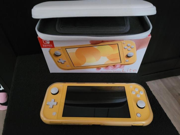Nintendo switch lite met toebehoren, Spelcomputers en Games, Spelcomputers | Nintendo Switch Lite, Zo goed als nieuw, Geel, Met beschermhoes of tas