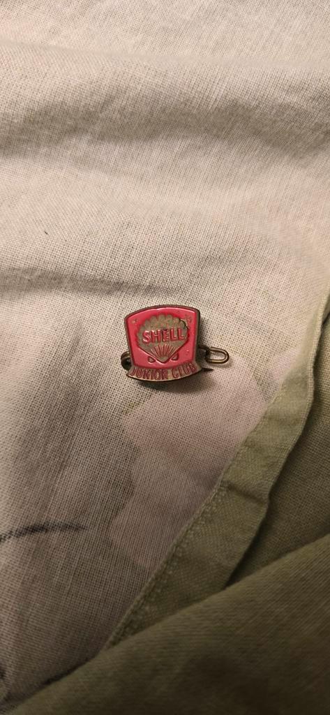 Oud Shell Junior Club Speldje, Verzamelen, Speldjes, Pins en Buttons, Gebruikt, Ophalen of Verzenden