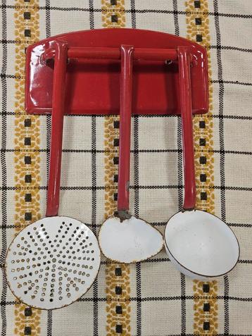 Emaille Lepelrek Rood met Lepels beschikbaar voor biedingen
