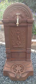 Staande fontein van gietijzer in de kleur roest of zwart., Ophalen of Verzenden, Nieuw, Gietijzer, Fontein