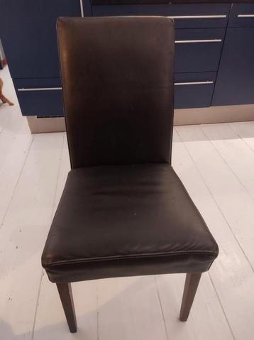 4 Mooie zwarte lederen stoelen beschikbaar voor biedingen