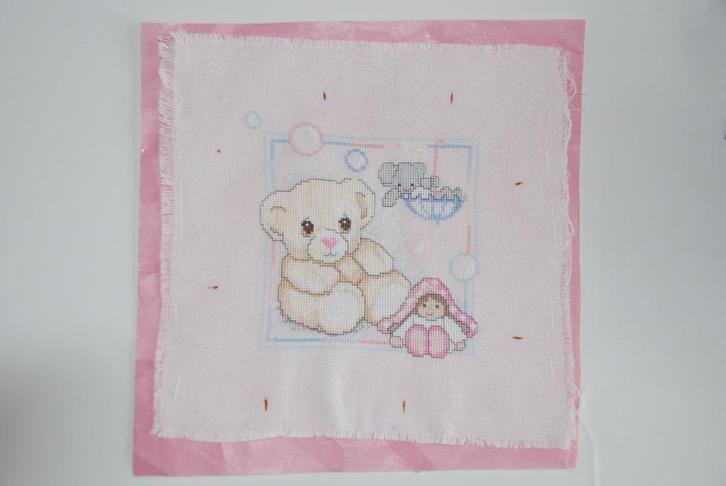 Schattig Brocante geborduurde Beer met pop baby kinderkamer, Hobby en Vrije tijd, Borduren en Borduurmachines, Nieuw, Overige typen