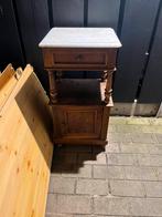 Vintage kastje met wit marmer blad, Huis en Inrichting, Slaapkamer | Nachtkastjes, Ophalen, Zo goed als nieuw, Minder dan 45 cm