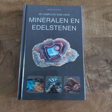 De complete gids voor mineralen en edelstenen.  beschikbaar voor biedingen