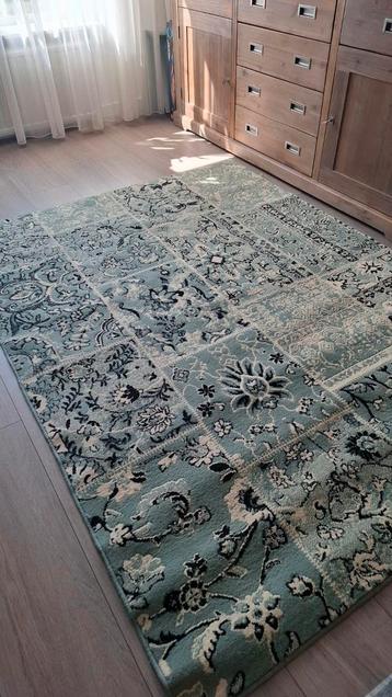 Mooi kleed 160 x 220 net gereinigd beschikbaar voor biedingen