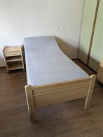 1-persoonsbed met matrassen en lattenbodem en nachtkastje, Tijdloos, strak, 100 cm, Gebruikt, 210 cm