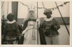 Foto - Fotograaf Archifoto Sinterklaas met 2 zwarte pieten, Gebruikt, Foto, Ophalen of Verzenden, Voor 1940