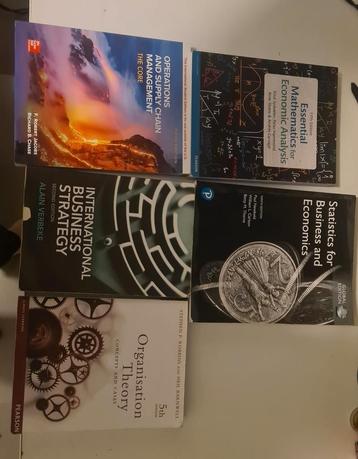 Bundel van universiteit boeken beschikbaar voor biedingen