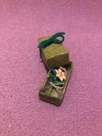 Miniatuur Bloemen cadeau - Schaal 1:12, Verzamelen, Poppenhuizen en Toebehoren, Ophalen of Verzenden, Nieuw, Poppenhuis