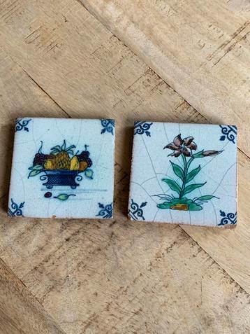 2 Kleine Tegels met Bloemmotief beschikbaar voor biedingen