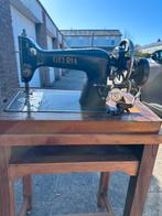 Antieke hand naaimachine  compleet met kap, Ophalen