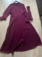 Lange bordeaux jurk met een riem met steentjes, Kleding | Dames, Gelegenheidskleding, Galajurk, Paars, Maat 42/44 (L), Ophalen of Verzenden