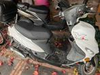 Scooter 45 km  witte en een bak er achter voor helm., Ophalen, Gebruikt, Benzine