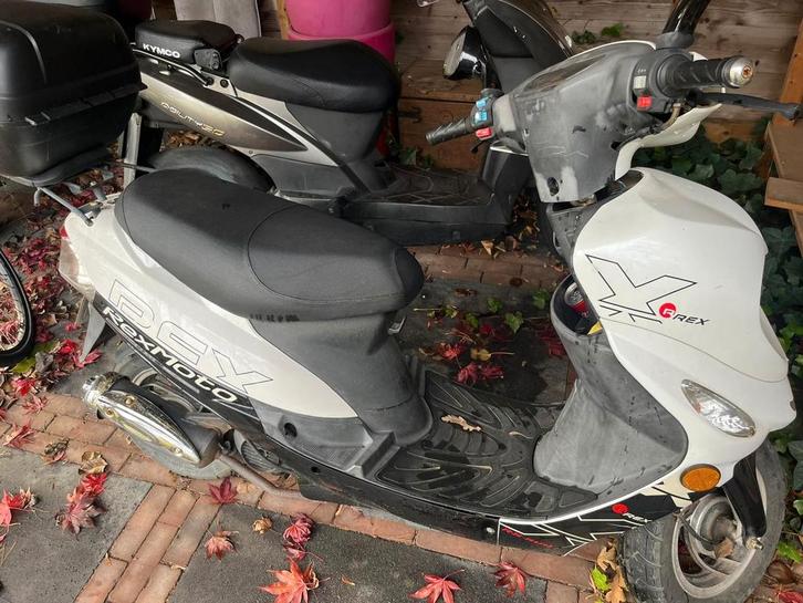 Scooter 45 km  witte en een bak er achter voor helm., Fietsen en Brommers, Scooters | Overige merken, Gebruikt, Benzine, Ophalen