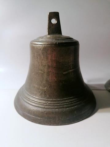 Antieke bronzen of messing bel beschikbaar voor biedingen