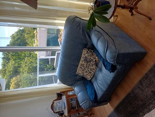 leren bank staalblauw fauteuil gratis fauteuil, Huis en Inrichting, Banken | Sofa's en Chaises Longues, Zo goed als nieuw, Tweepersoons
