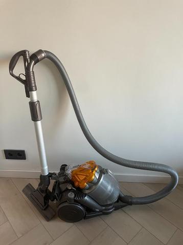 Supermooie Dyson DC19 met nieuwe filters en accesoires beschikbaar voor biedingen
