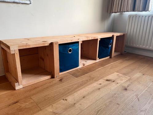 Opbergkast van stijgerhout met 1 blauwe en 1 rieten mand, Huis en Inrichting, Kasten | Dressoirs, Gebruikt, 150 tot 200 cm, 25 tot 50 cm