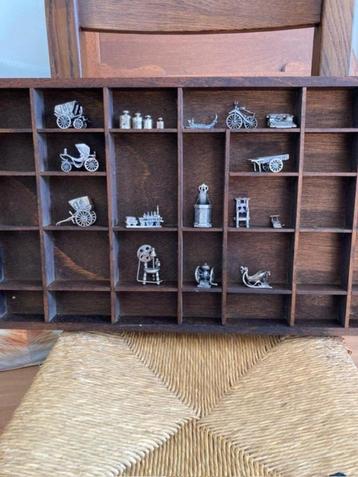Letterbak met een aantal verzilverde miniatuurtjes beschikbaar voor biedingen