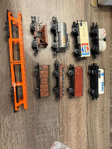 Diverse modeltrein wagons en locomotief beschikbaar voor biedingen