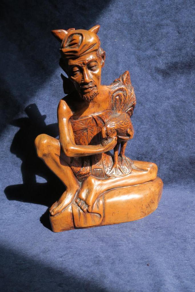 oud Indisch houten beeld man met kris en vechthaan, Antiek en Kunst, Kunst | Niet-Westerse kunst, Verzenden
