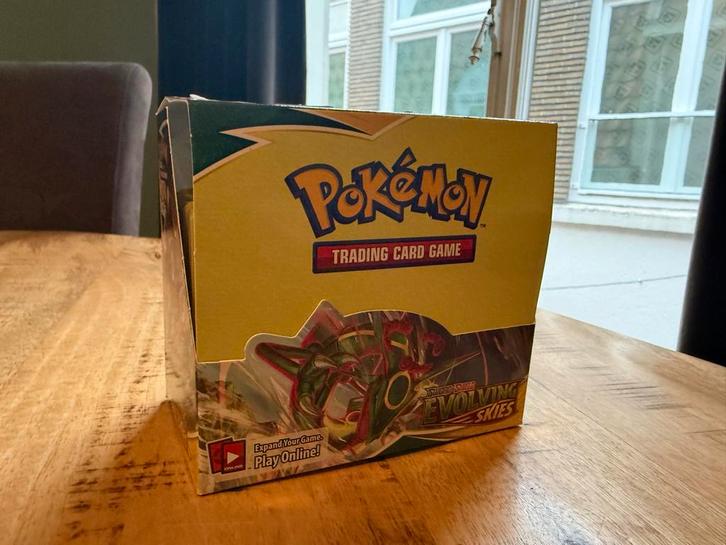 Evolving Skies Booster Box gevuld met bulk, Hobby en Vrije tijd, Verzamelkaartspellen | Pokémon, Zo goed als nieuw, Meerdere kaarten