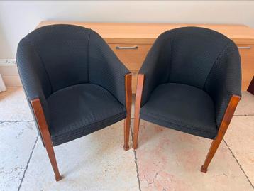 Twee zwart nieuw beklede antieke kuipstoelen van mahoniehout beschikbaar voor biedingen