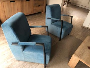 2 blauwe ribcord fauteuils met stalen frame