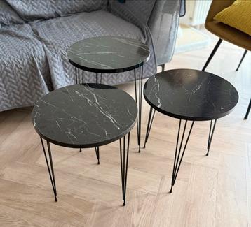 Set van 3 tafeltjes beschikbaar voor biedingen
