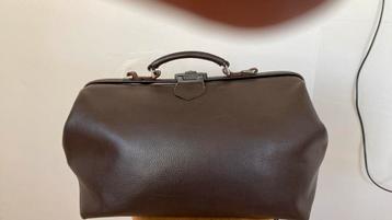 Bruin leren weekendtas met beugelsluiting en schouderriem beschikbaar voor biedingen