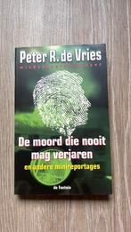 P.R. de Vries - De moord die nooit mag verjaren, P.R. de Vries, Ophalen of Verzenden, Zo goed als nieuw, Nederland