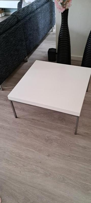 Witte salontafel beschikbaar voor biedingen