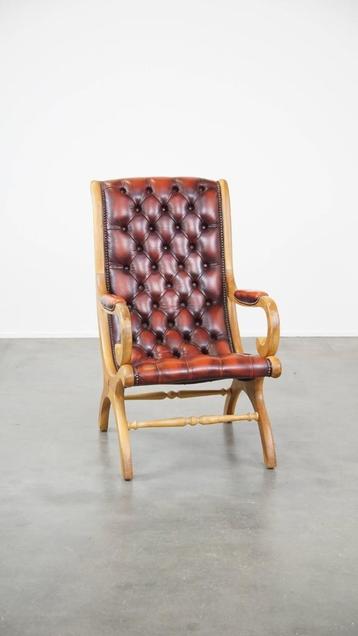 Rode Engelse rundleren chesterfield fauteuil met licht hout beschikbaar voor biedingen