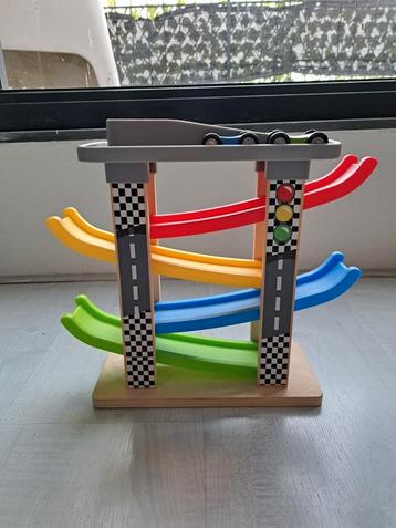 Te koop: houten 'racebaan' beschikbaar voor biedingen
