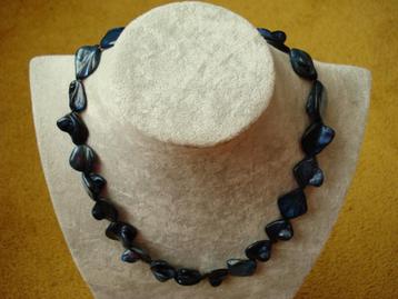 Parelmoer collier beschikbaar voor biedingen