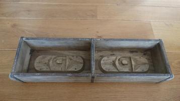 Oude houten bak beschikbaar voor biedingen